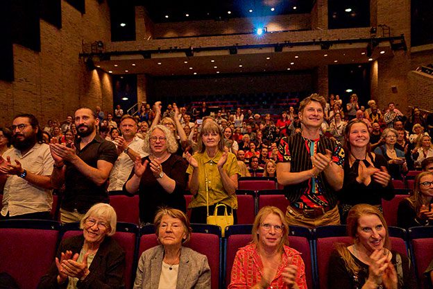 Zuschauer applaudieren am Ende des Tanz Musicals SKYBIRDS.